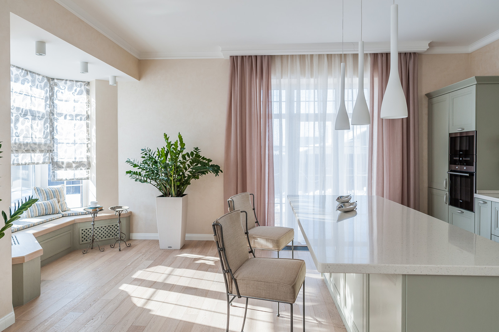 Загородный дом с розовой столовой