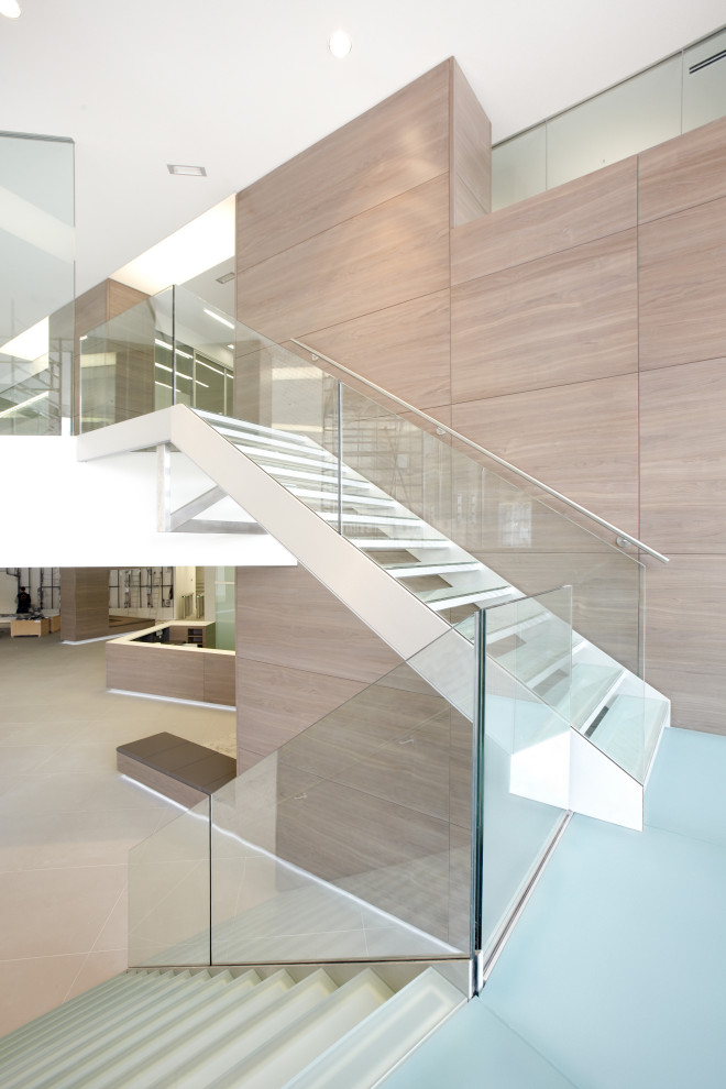 Современная маршевая лестница со стеклянными ступенями и стеклянным ограждением