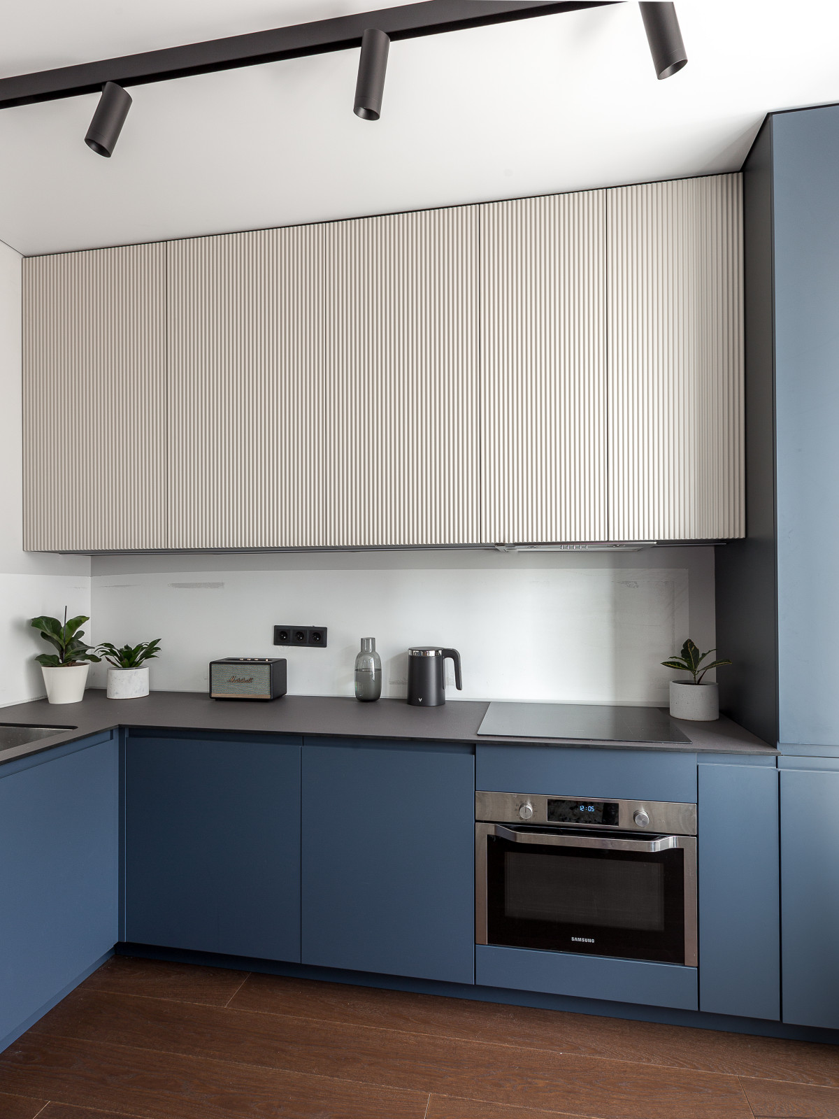 Синяя кухня и шкаф ЖК Преображение