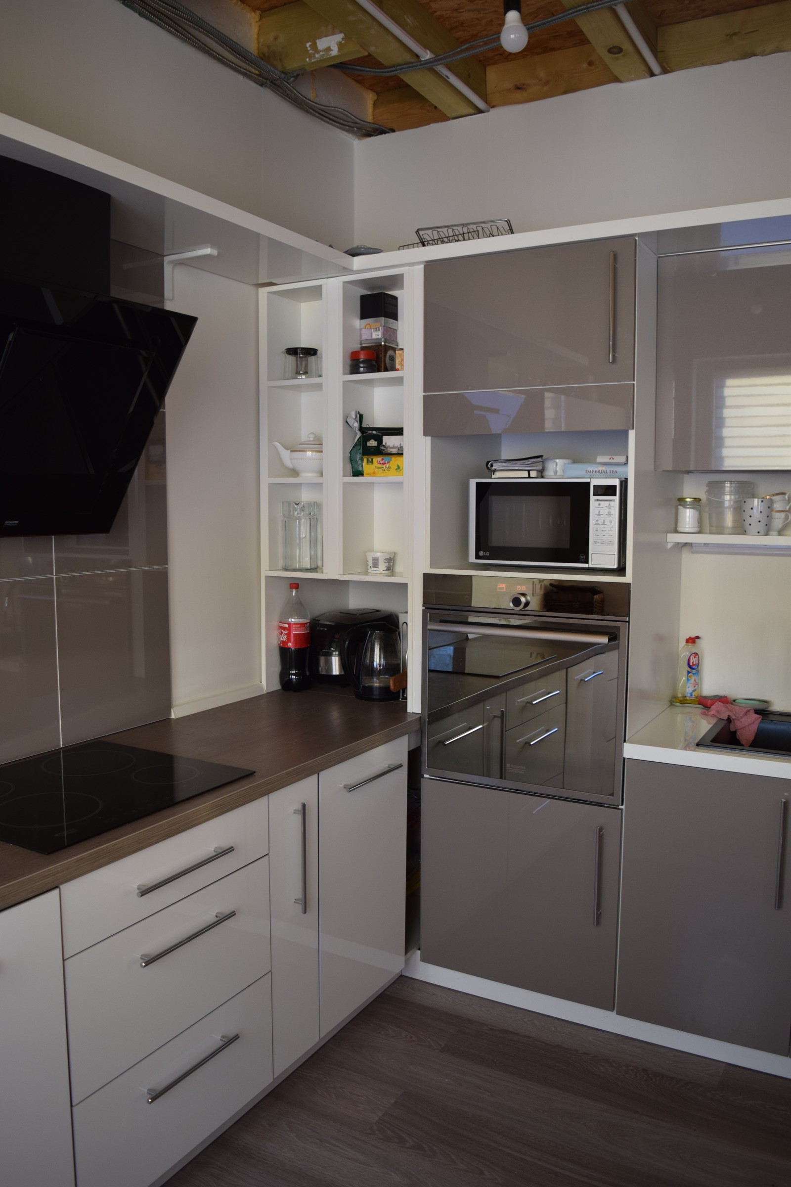 угловая кухня с барной стойкой в дом серая/белая