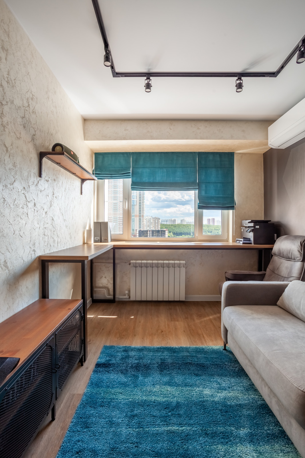 Большой угловой стол в кабинет состоит из металлического основания и столешницы