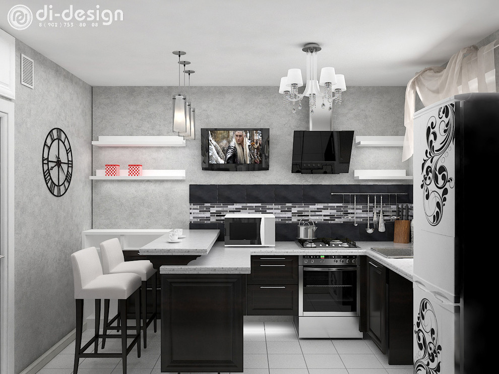 Черно-белая кухня с нестандартной планировкой