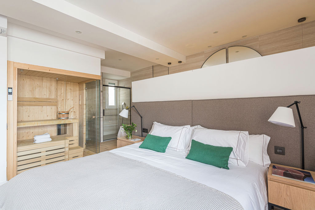 Houzz Испания: Спальня для врача с... сауной