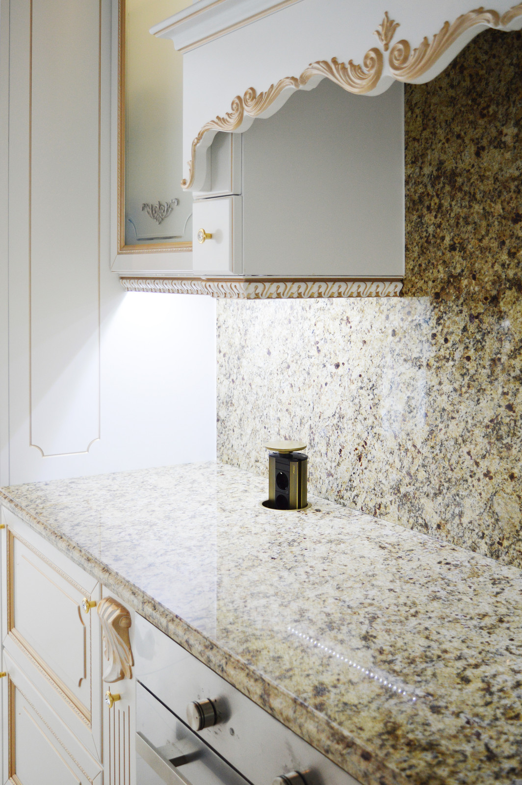 Роскошная классика. Большая кухня с функциональной рабочей зоной в центре.