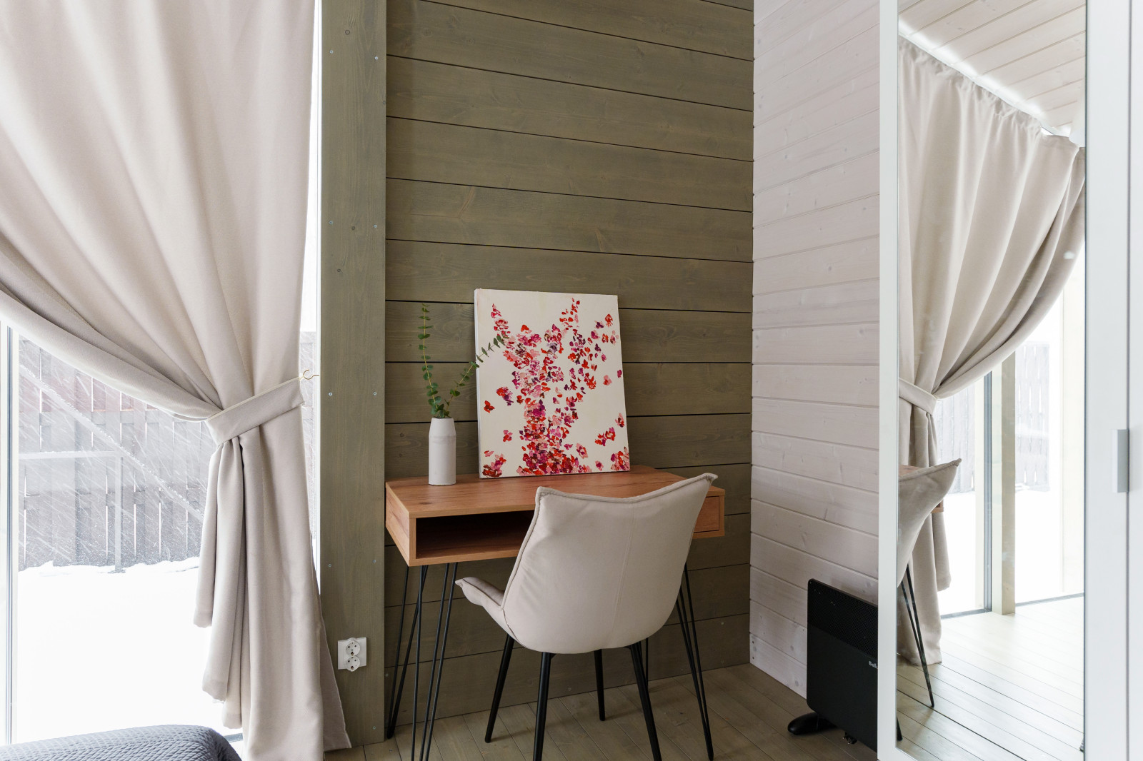 Уютный дом среди берез