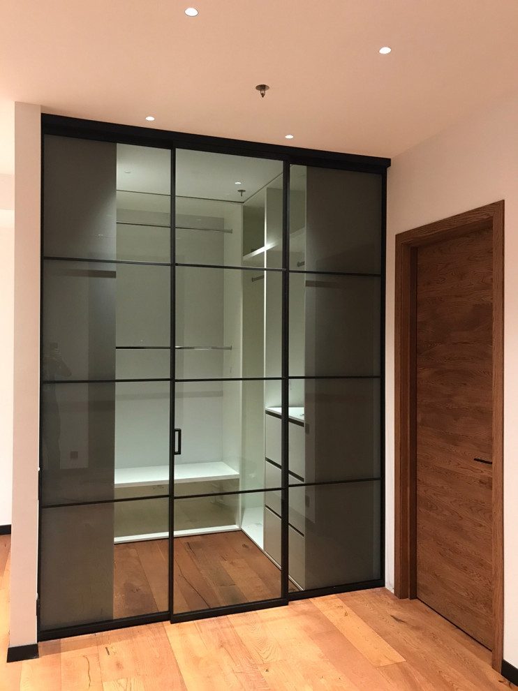 Раздвижная перегородка в гардеробной (стекло графит)