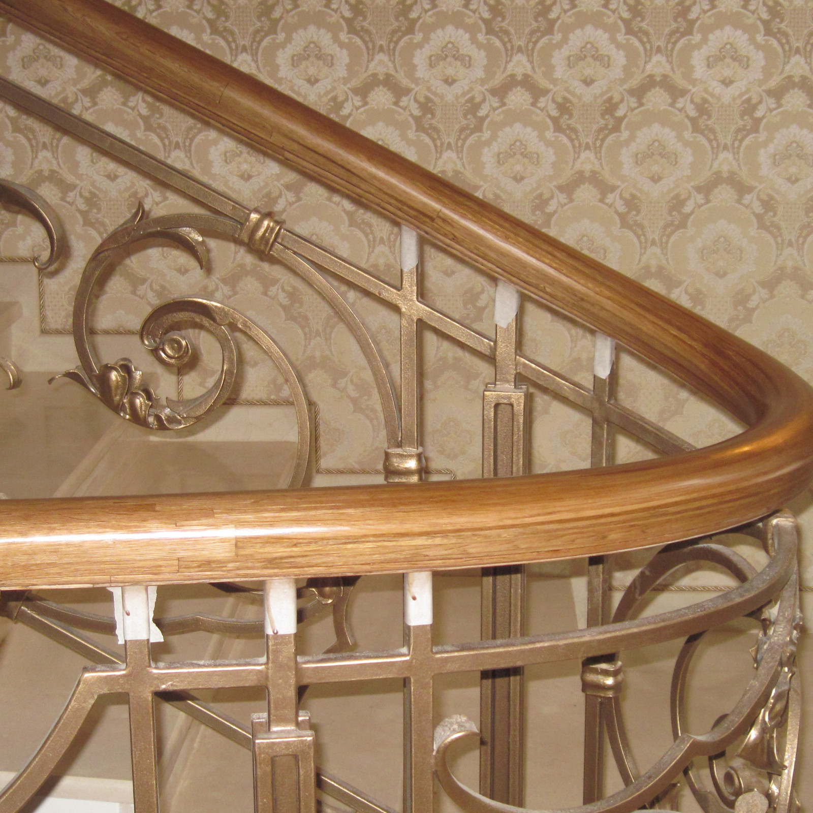 Обложка проекта: Деревянный гнутый поручень на кованые ограждения лестниц.