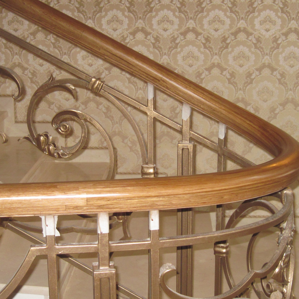 Обложка проекта: Деревянный гнутый поручень на кованые ограждения лестниц.