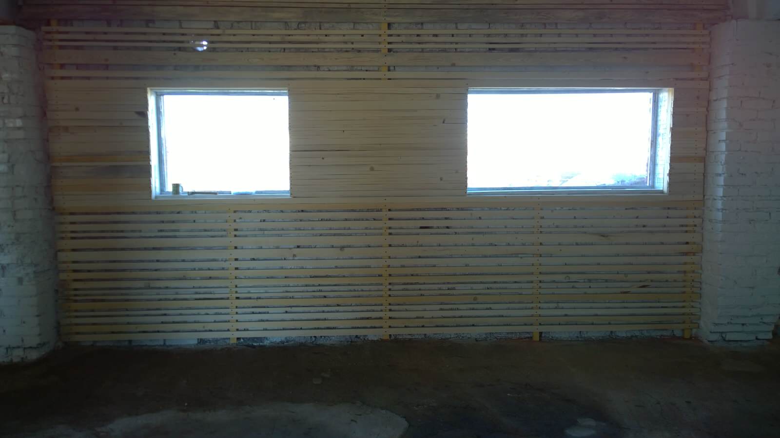 Реечная стена из обрезков дерева