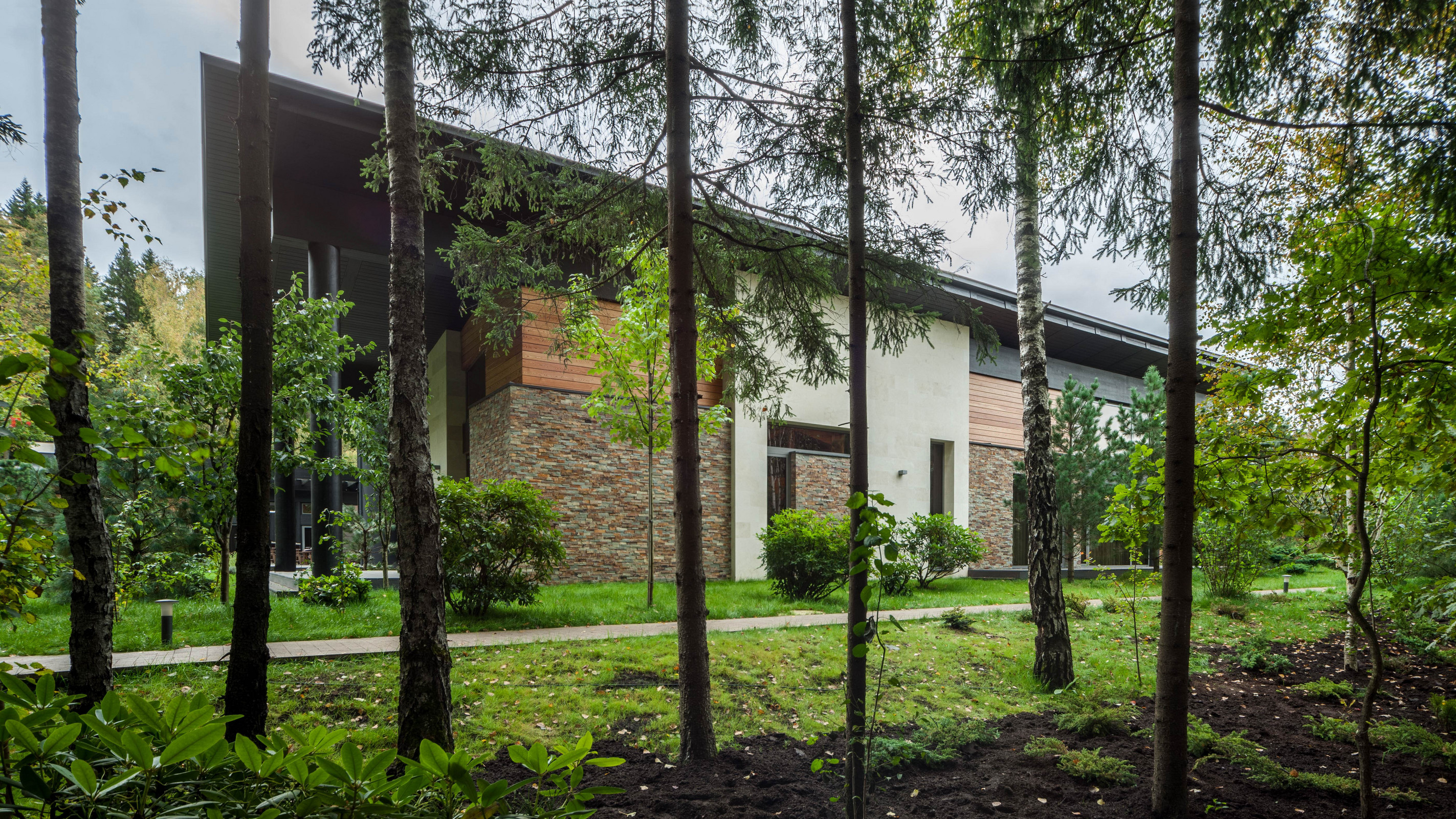 Современный загородный дом "Wing house"