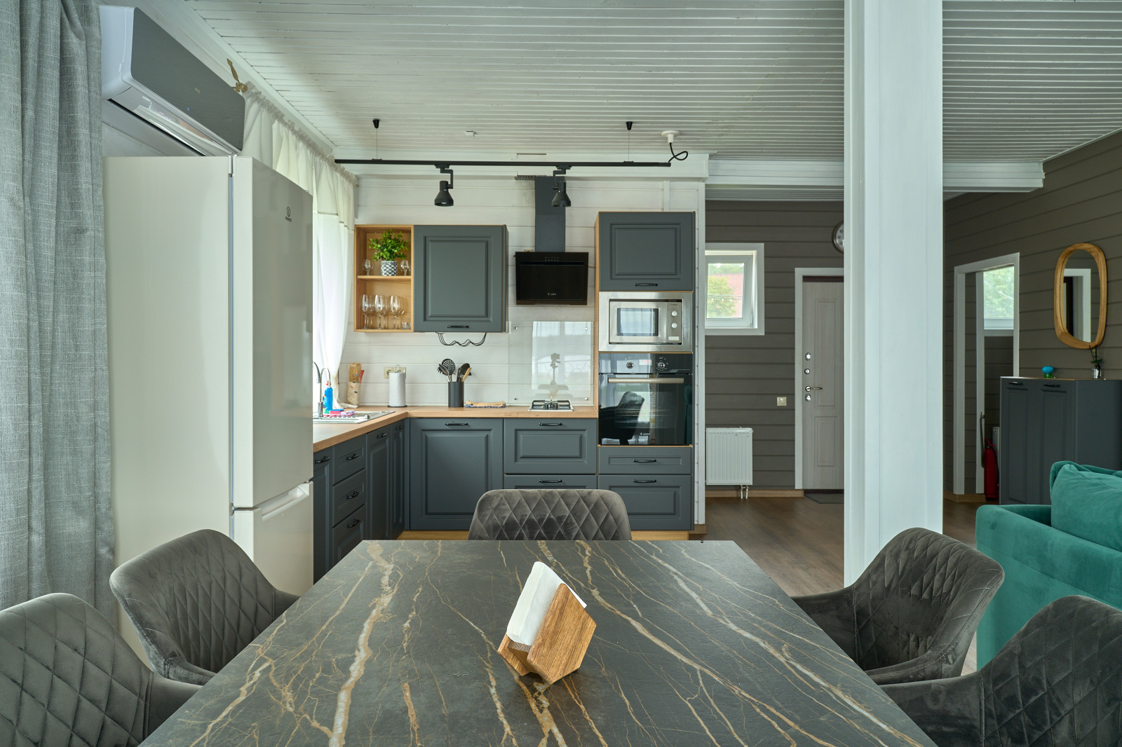 База отдыха на берегу озера. Ялкала.