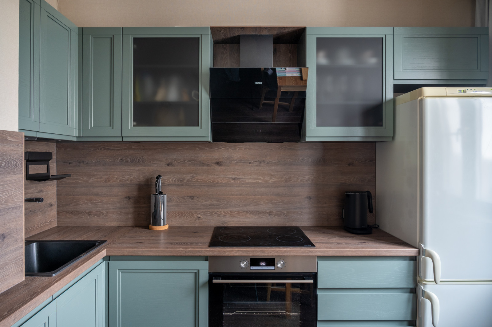 Кухня из массива с интегрированной ручкой