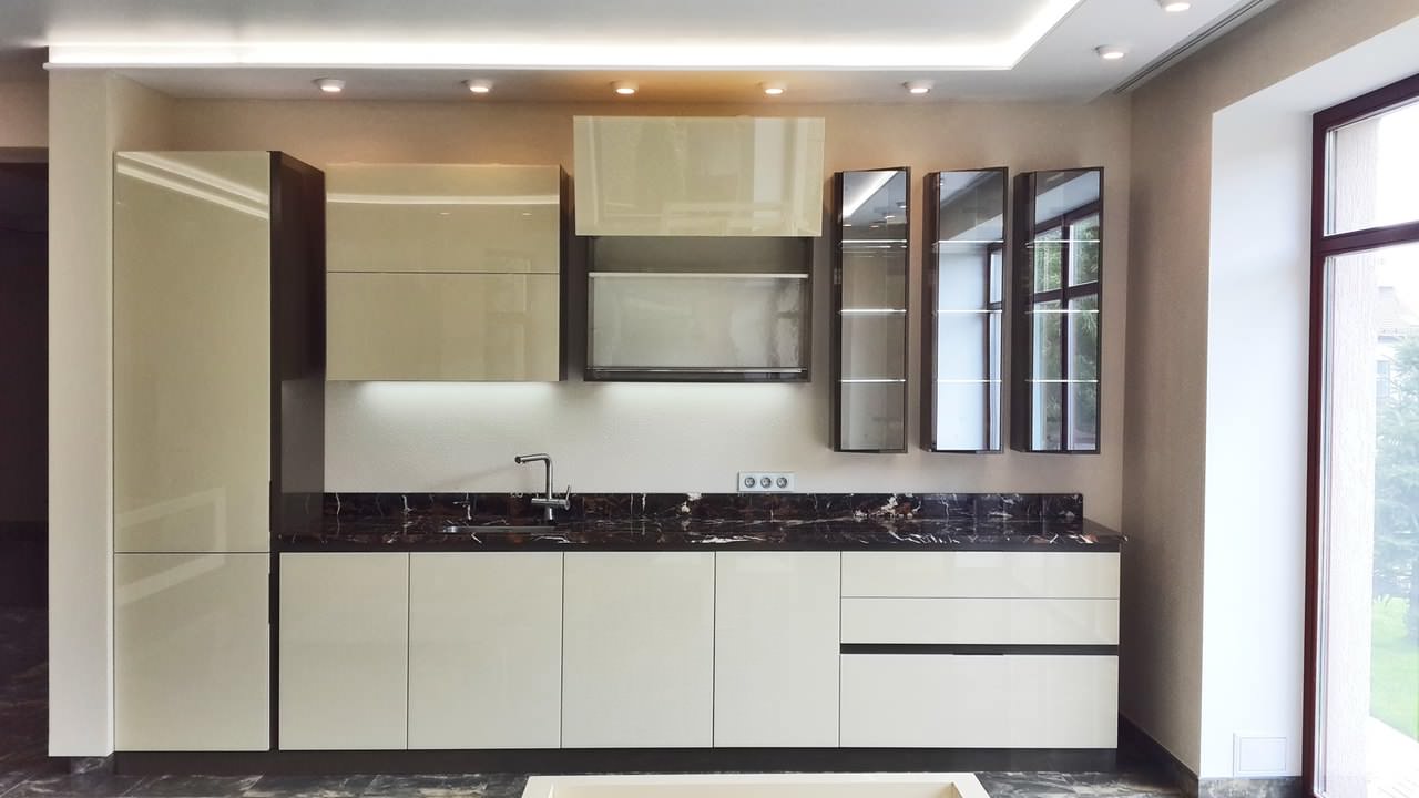 Кухонный гарнитур со стеклянными фасадами