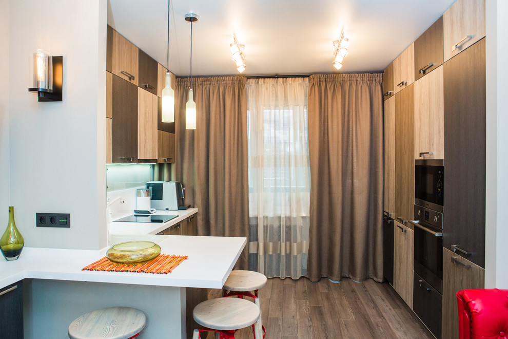 Эмма с барной стойкой