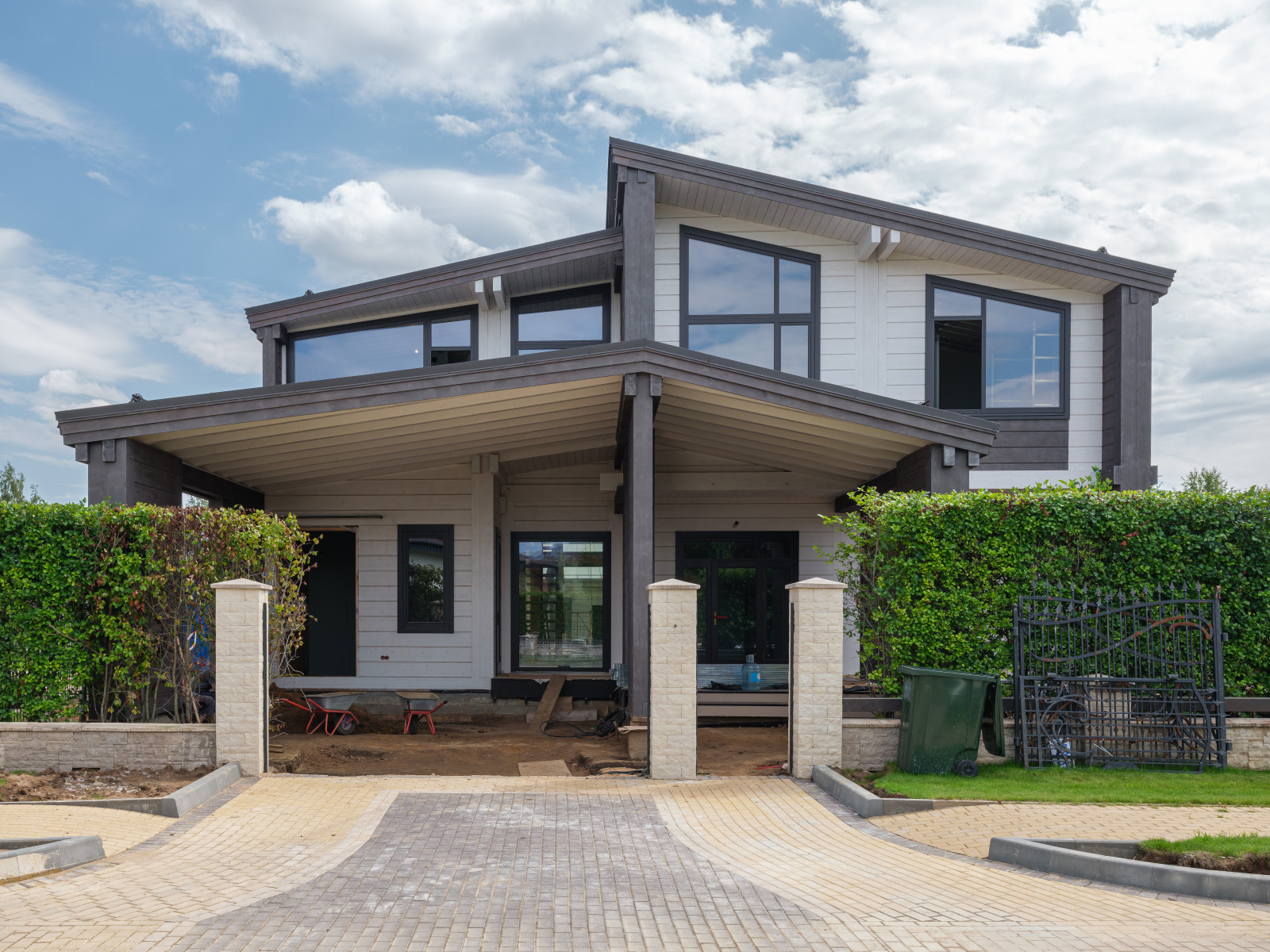 Обложка проекта: Трапециевидные окна, порталы и входные двери для современного дома