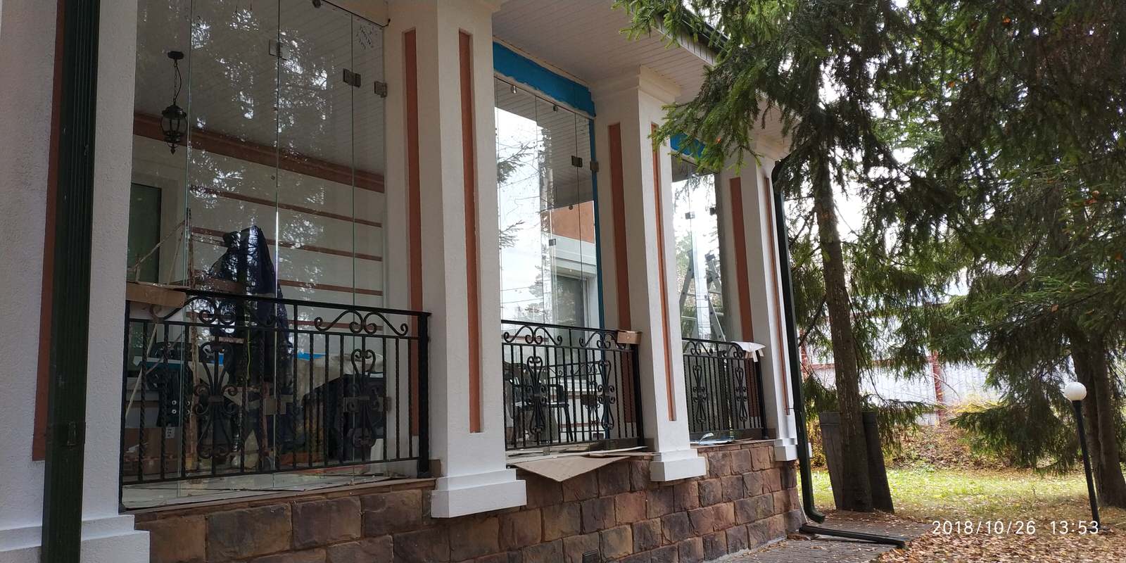 Обложка проекта: Сдвижная перегородка из закалённого стекла.