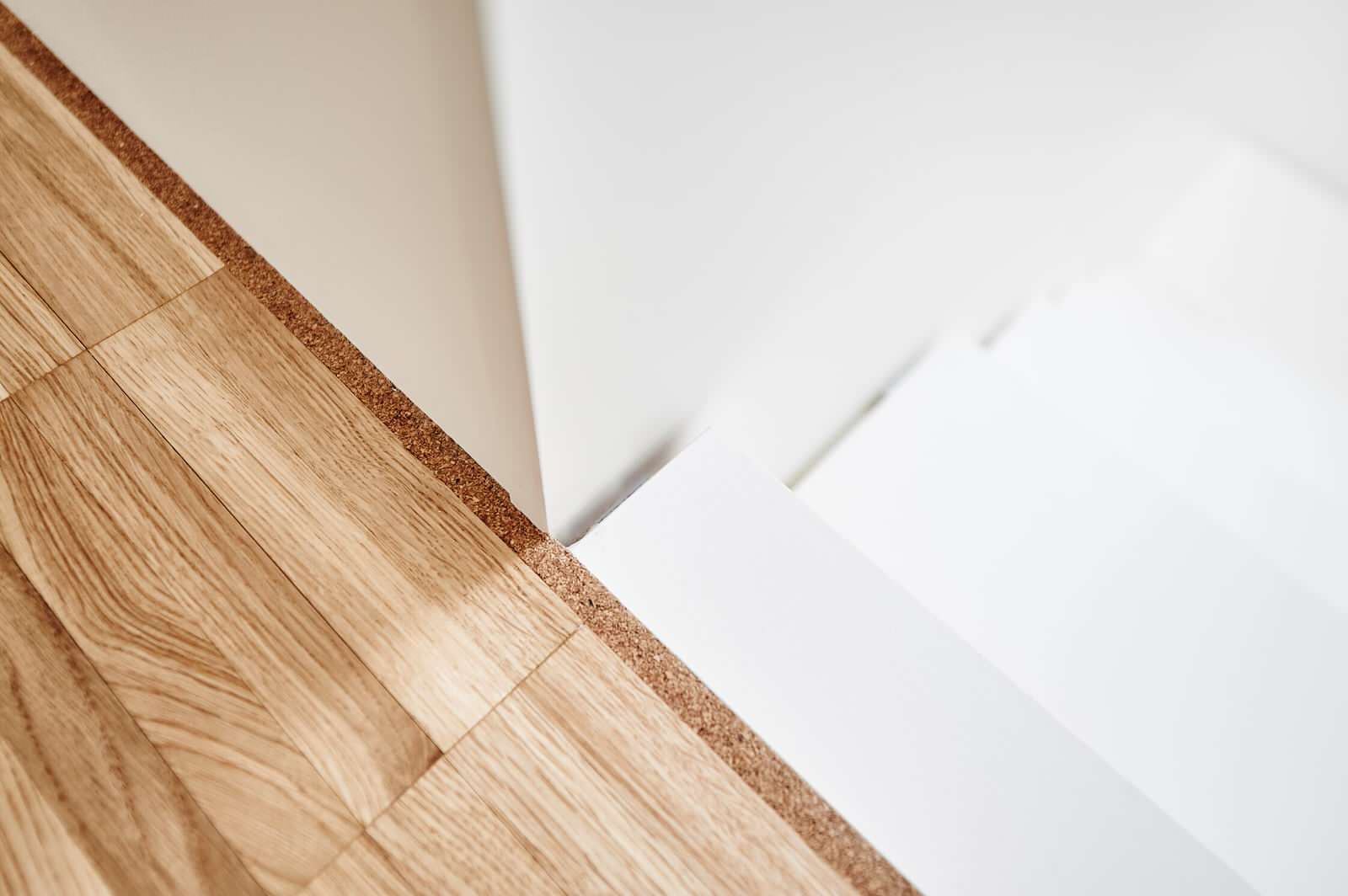 Лестиница с наружной тетивой из HPL-панелей в белом цвете