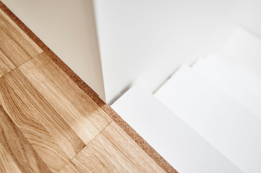 Лестиница с наружной тетивой из HPL-панелей в белом цвете