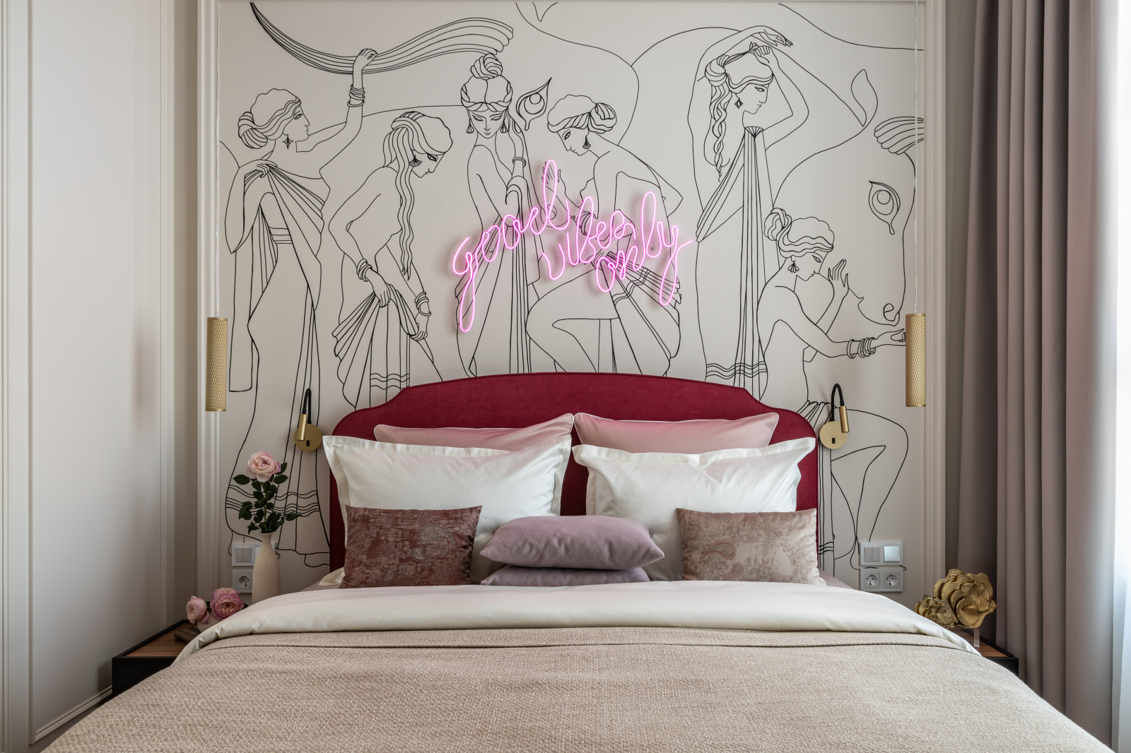 Цвет, неон и греческие богини - современная квартира 35 м² для блогера в Москве