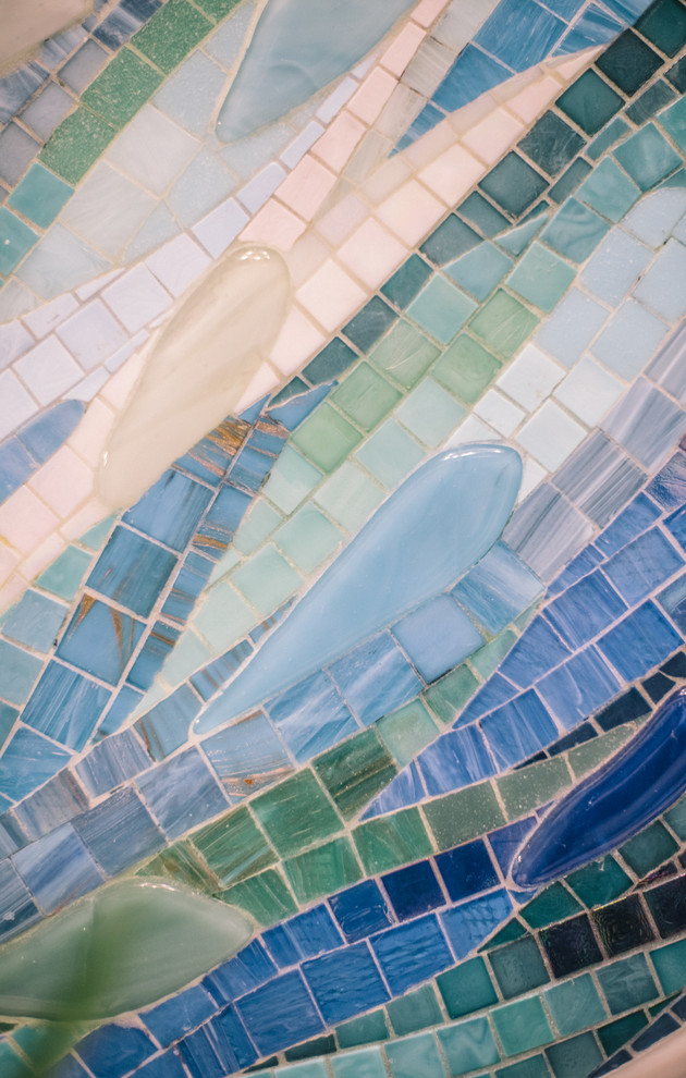 Перепланировка квартиры с радиальной фасадной стеной, авторская мозаика.