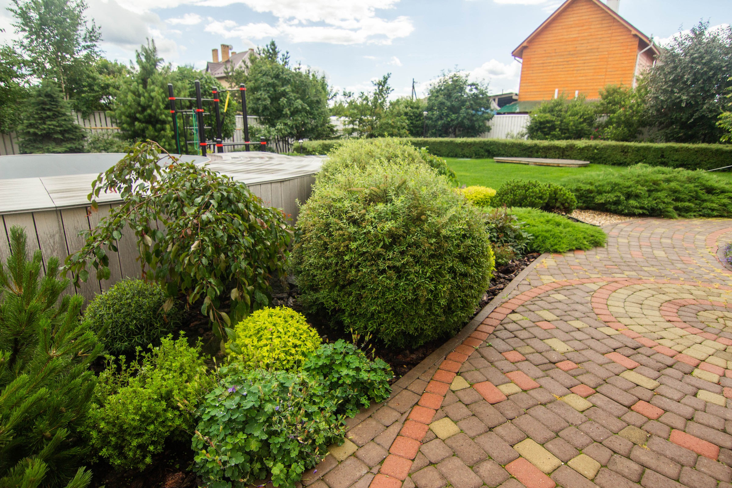 Сад с зеленой крышей