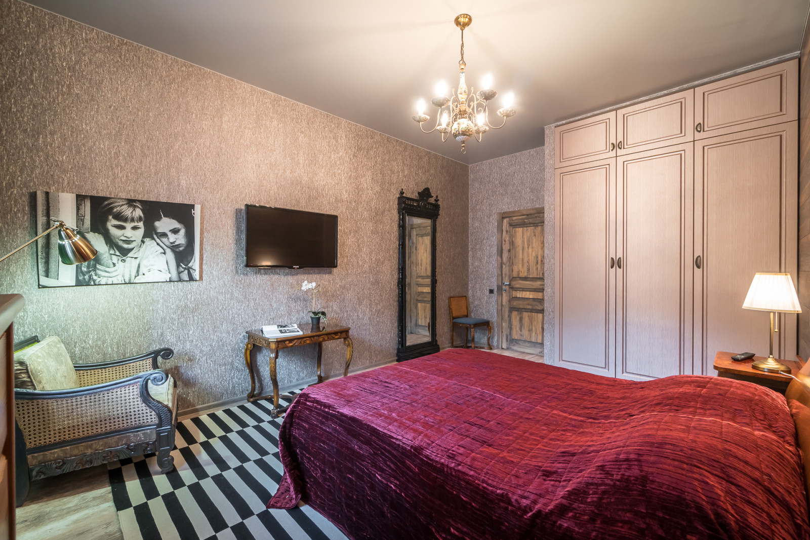 Apartment with Fusion Design and Vintage Furniture in St. Petersburg