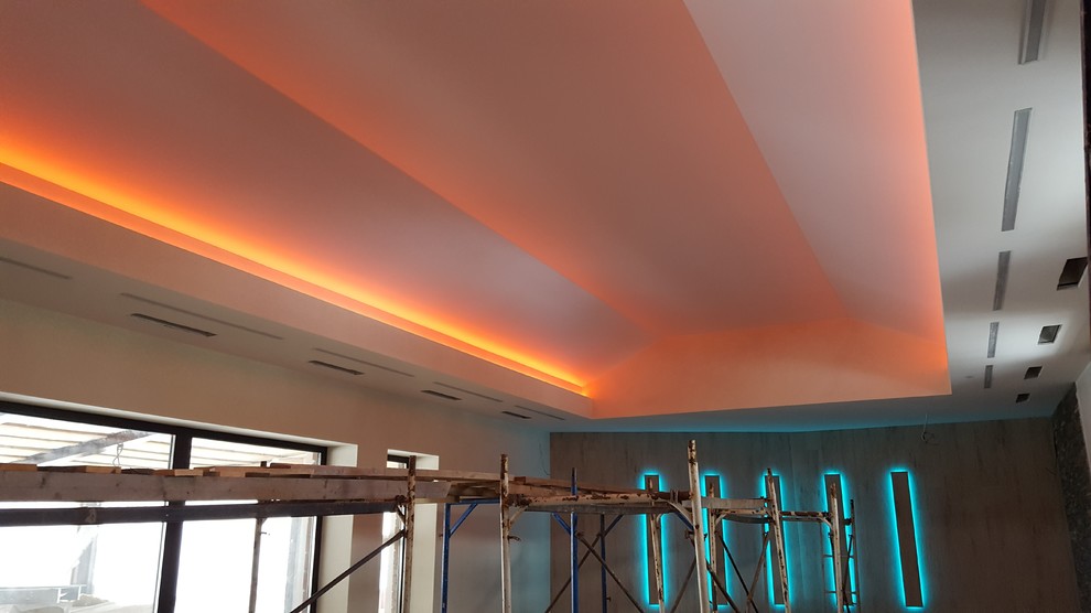 Мансардный натяжной потолок в бассейне частного дома