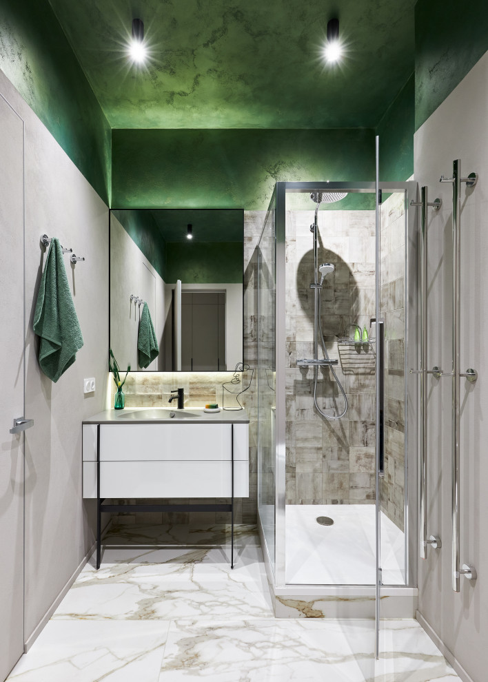 Яркая квартира с желтым диваном и голубой стеной в спальне