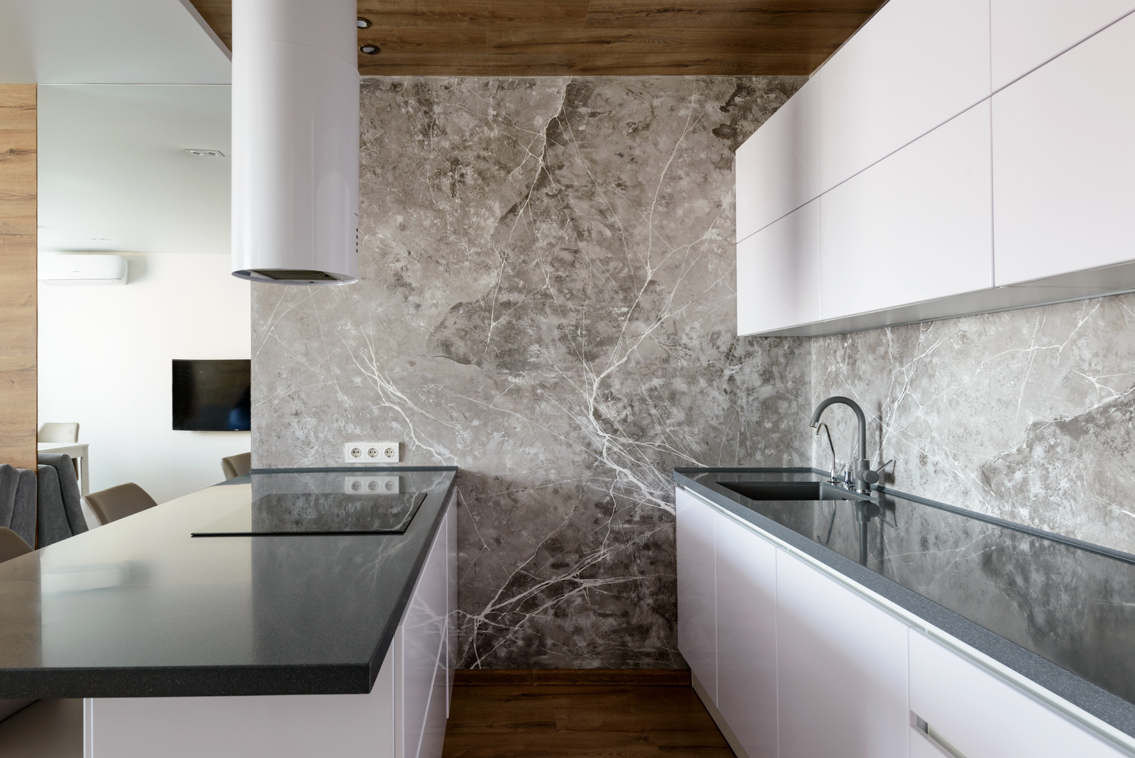 Камень и дерево в центре Сибири