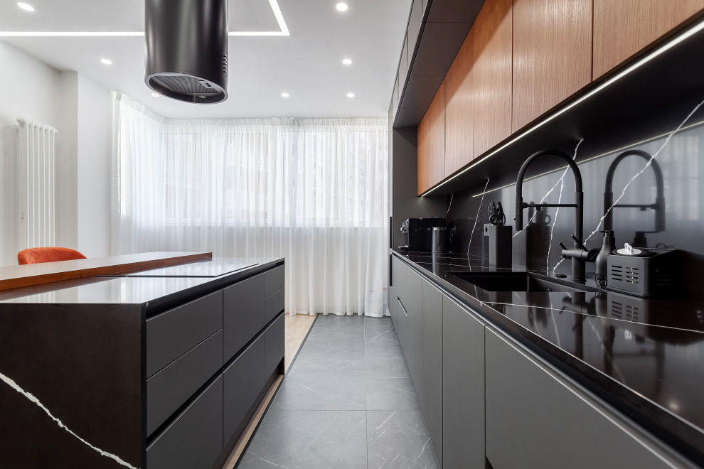 Столешница кухни, острова, стеновая панель сделаны из кварцевого агломерата