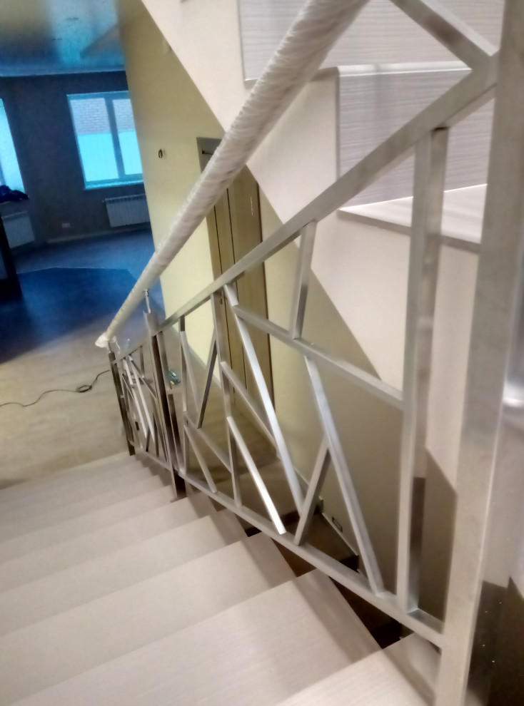 Лестница с ограждениями из нержавеющей стали