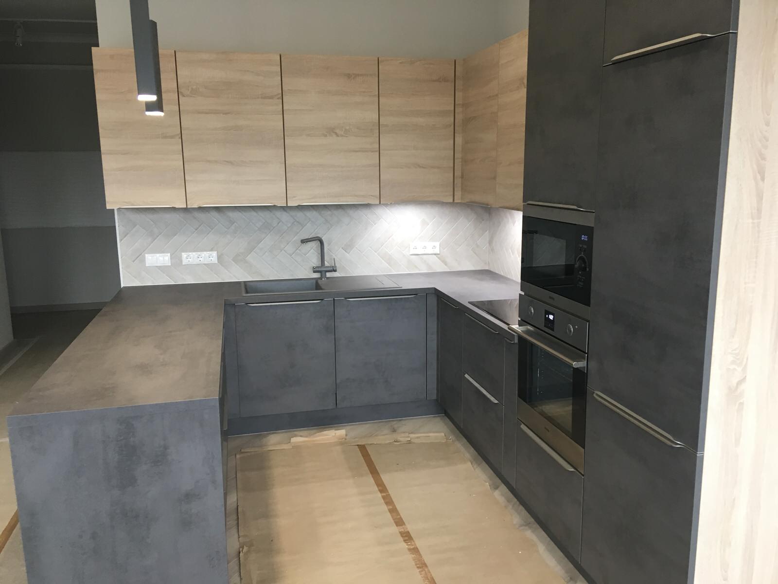 Серый бетон/дуб Сан Ремо