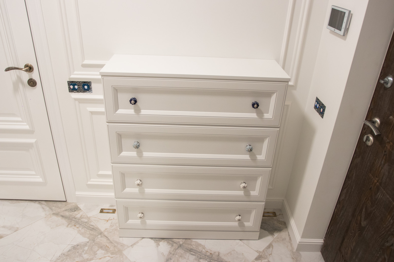 Прихожая в современной классике