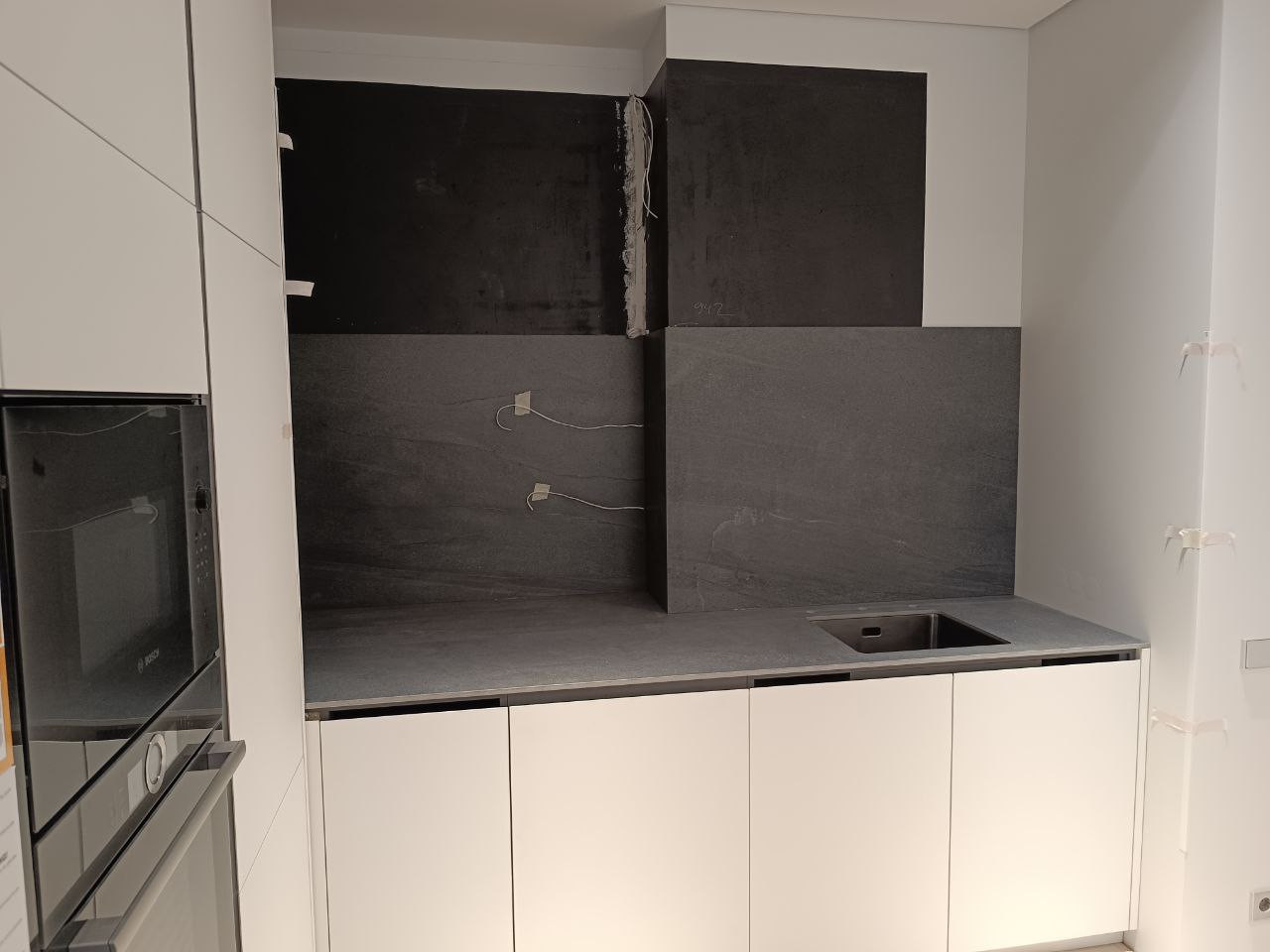 Кухонный остров с вырезами под варочную панель и вытяжку