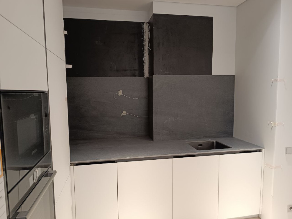 Кухонный остров с вырезами под варочную панель и вытяжку