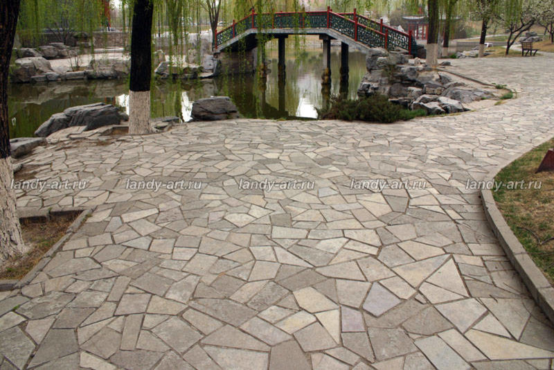 Мощение из натурального камня.