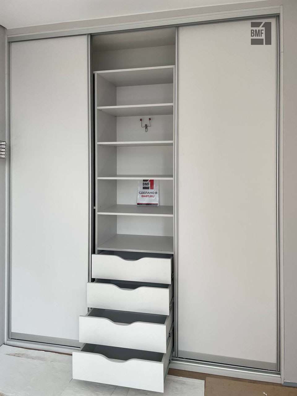 Белый шкаф-купе для спальни