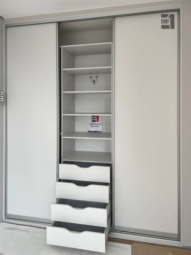 Белый шкаф-купе для спальни