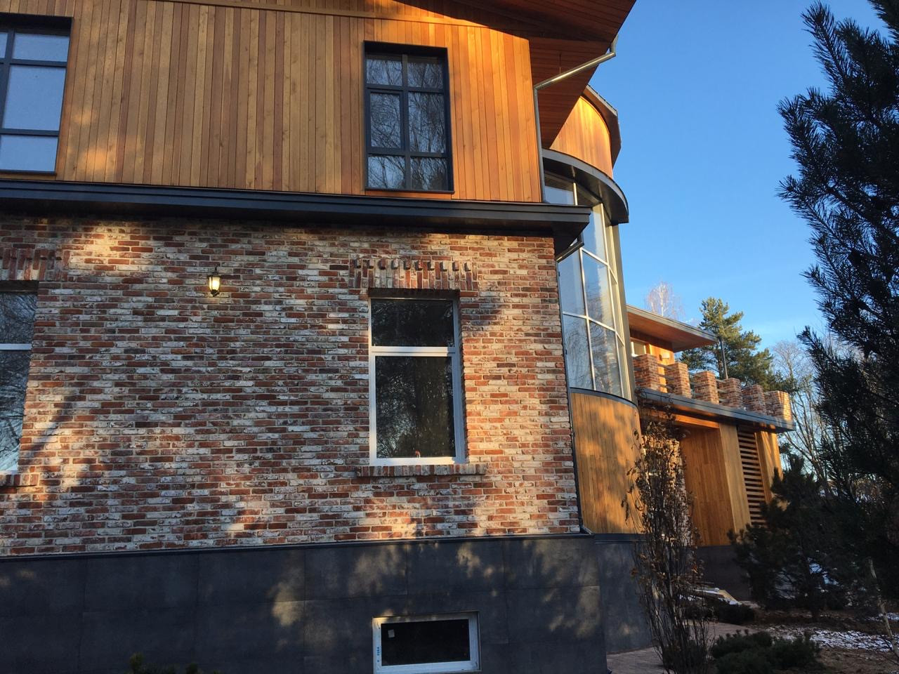 Фасад дома из дореволюционного кирпича