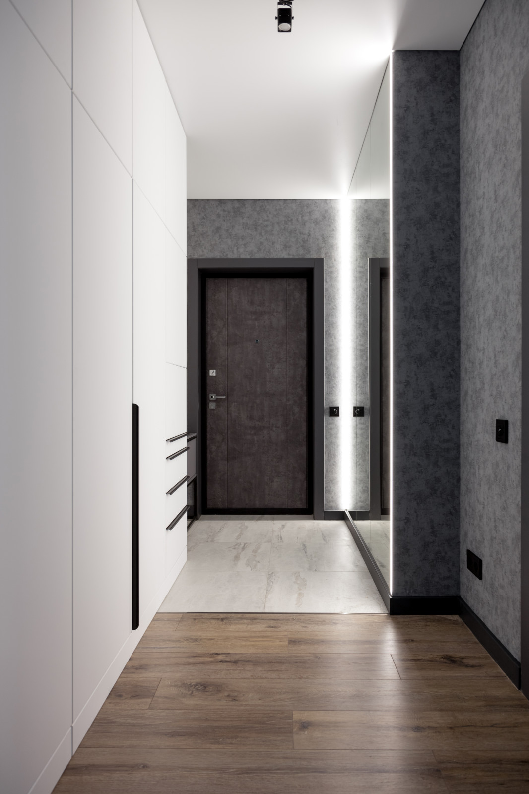 Проект с черными ванными комнатами