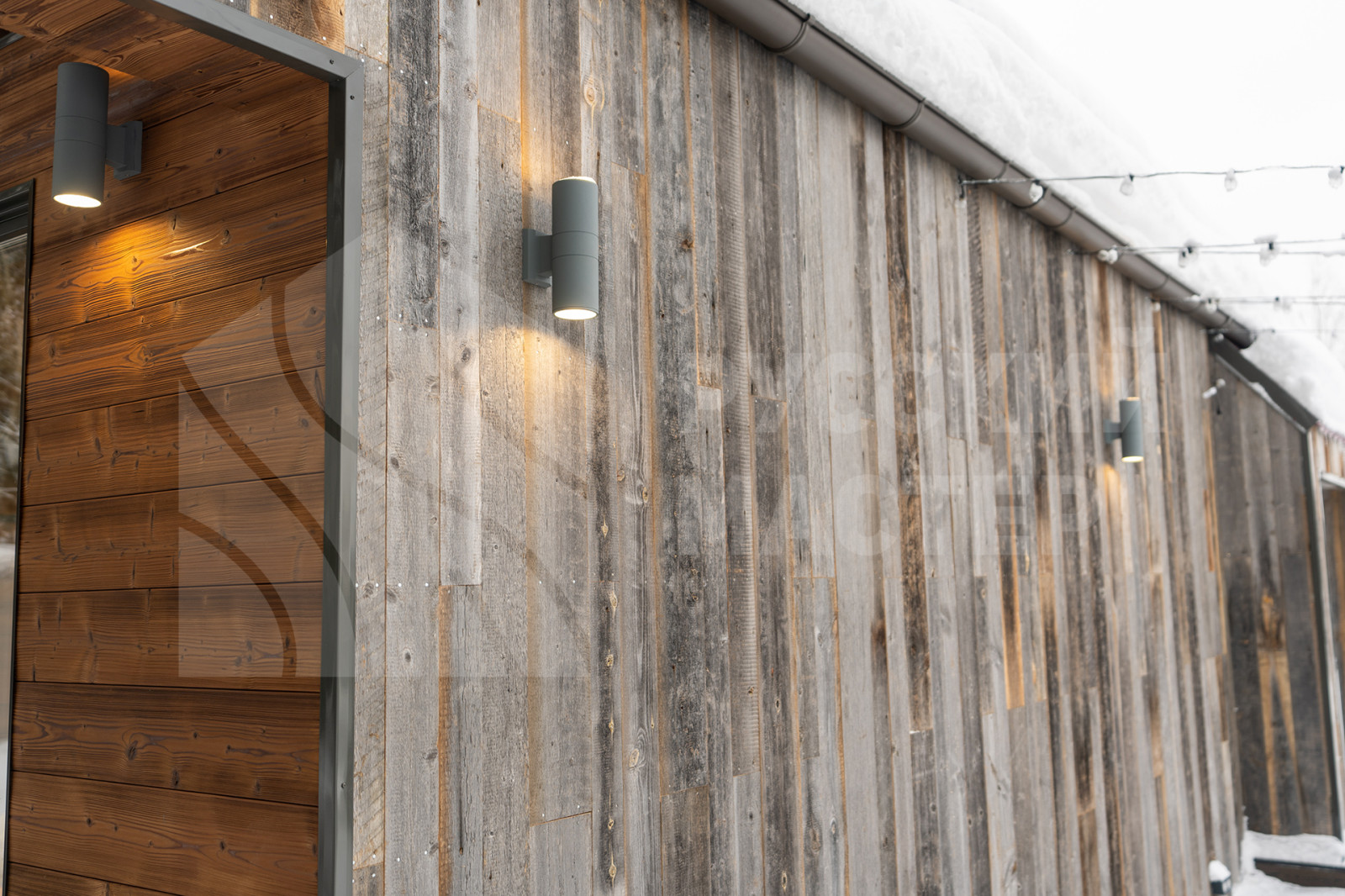 Современная баня в стиле барнхаус с отделкой из амбарной доски и доски Шале