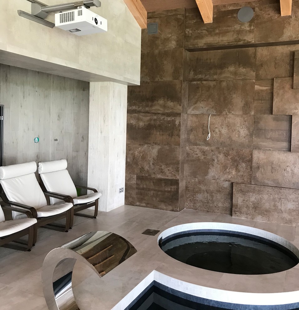 Бассейн с кинотеатром и "умным" управлением