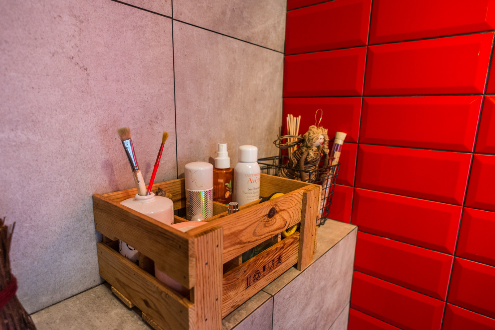 В гостях: Мансарда арт-директора с ванной в цветах его агентства