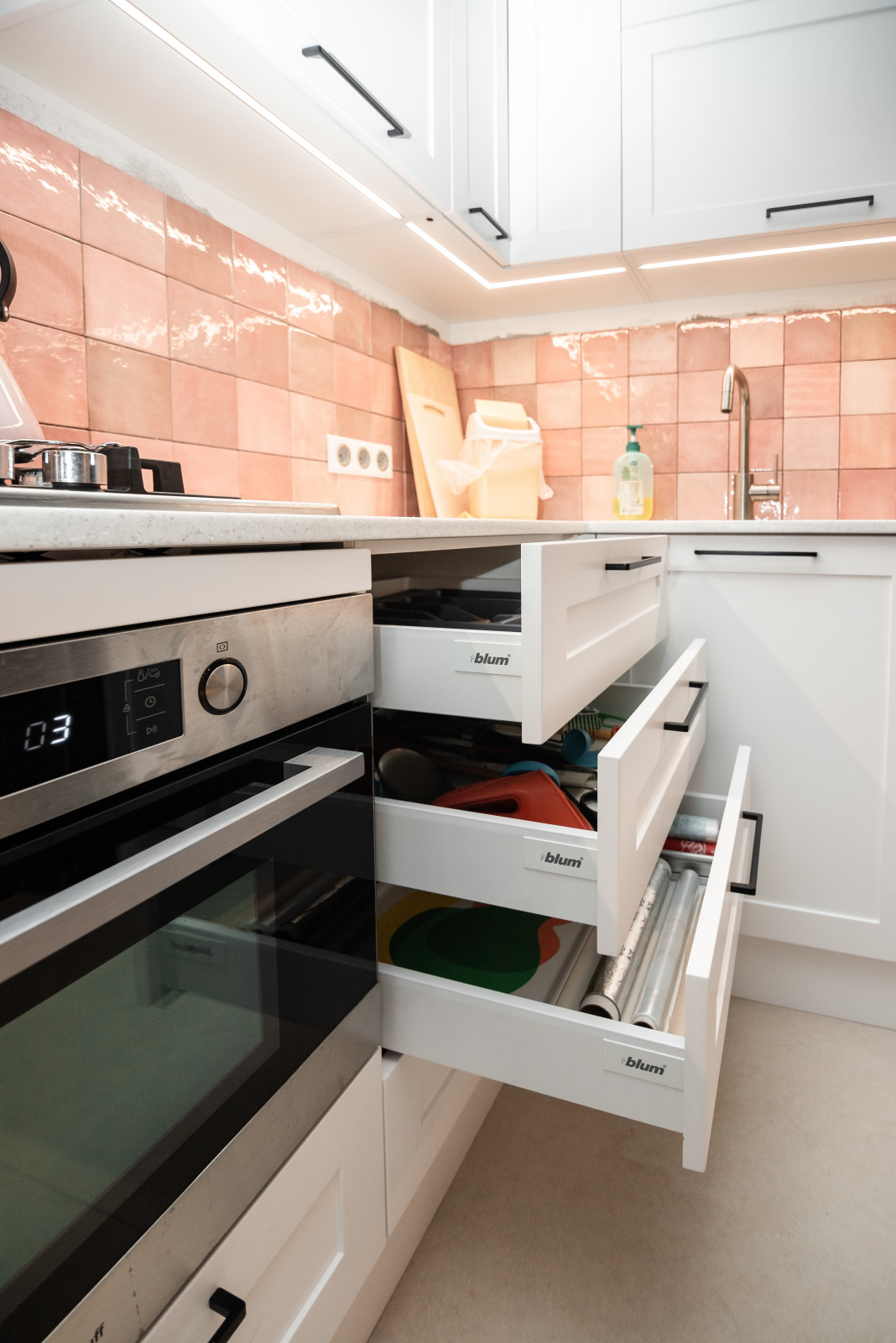 Белая небольшая кухня в стиле неоклассика