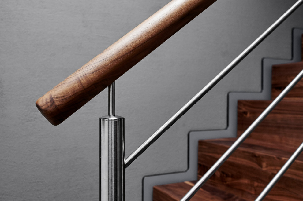 Консольная лестница из ореха с балюстрадой из нержавеющей стали