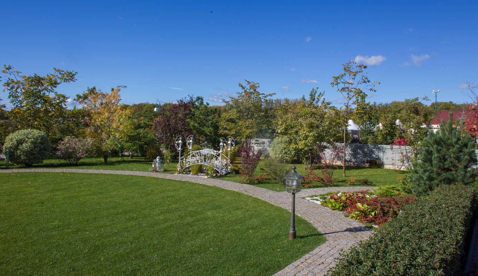 Сад на Пятницком шоссе.  Дизайнер Лариса Юрова