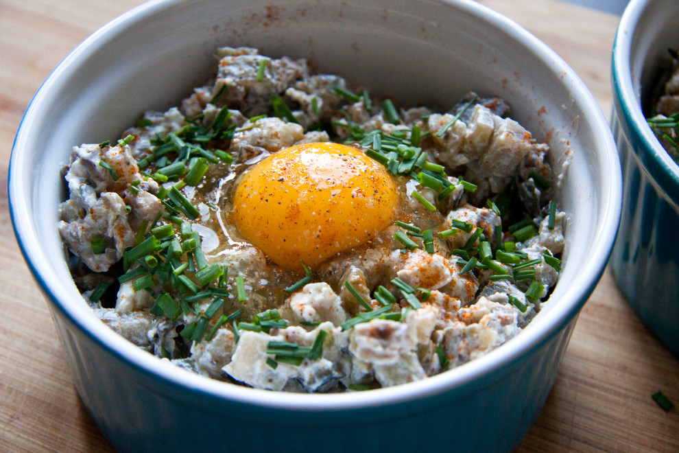 Рецепт: Запеканка из баклажанов, яиц и чипсов из бекона