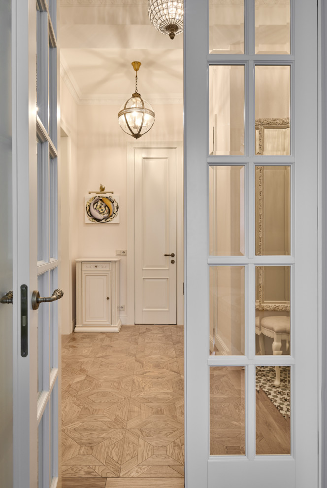 Высокие двери в классическом интерьере