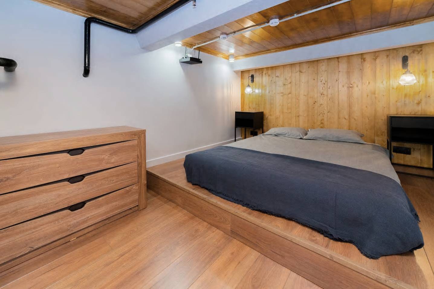 Двухэтажная студия, обшитая деревом