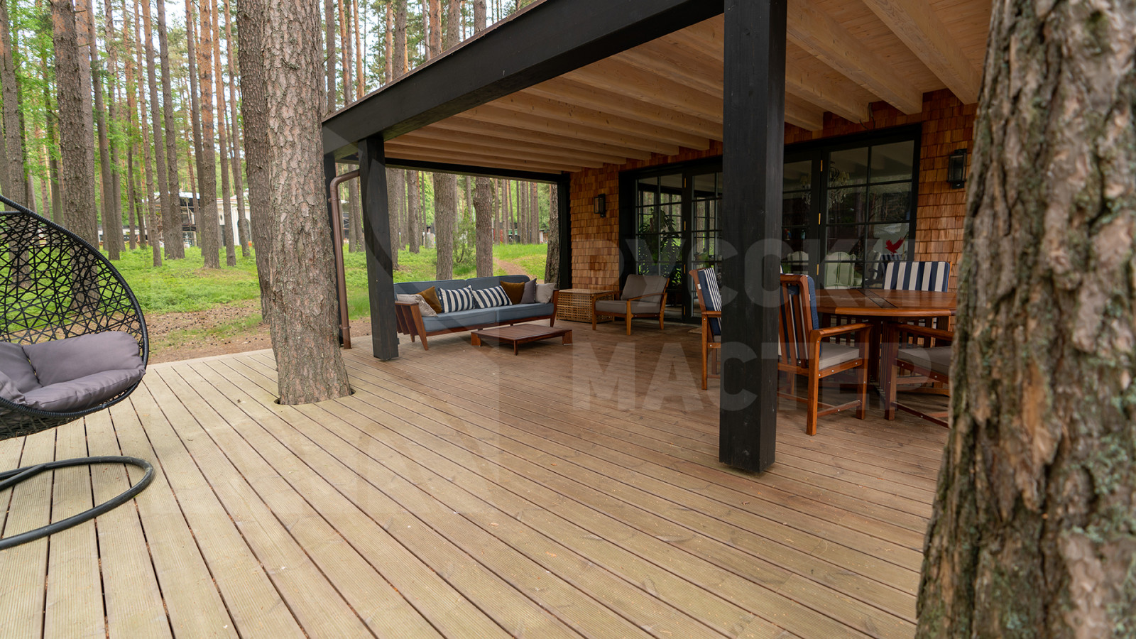 Современный дизайнерский дом с террасой и отделкой из дранки